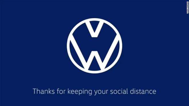 Logosunu ayran Volkswagen deien logosunun altna "Sosyal mesafeye zen gsterdiiniz iin teekkrler" notunu dt.