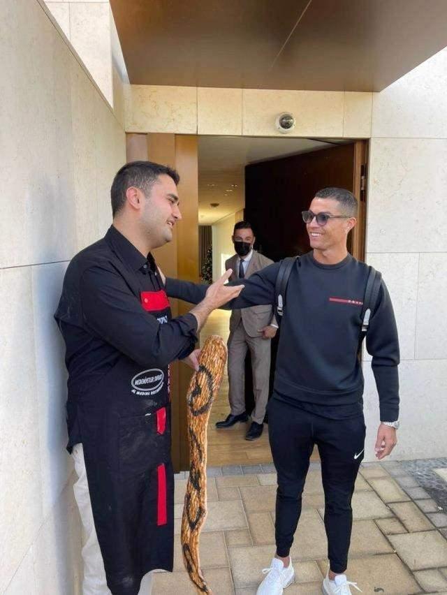 "RONALDO LE ORTAK OLDUK!"    Getiimiz yl La Liga'nn konuu olarak gittii Madrid'de Cristiano Ronaldo'dan ortaklk teklifi ald ynnde kamuoyuna bilgiler yansyan Burak zdemir, nl futbolcu ile Londra'da ortak restoran aacaklarn aklad.