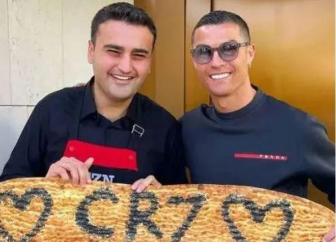 Dnyaca nl futbolcu yldz Cristiano Ronaldo fenomen ef CZN Burak ile i orta oluyor. nl ef, yapt aklamayla Ronaldo'nun orta olacan ve restoran aacaklarn syledi.