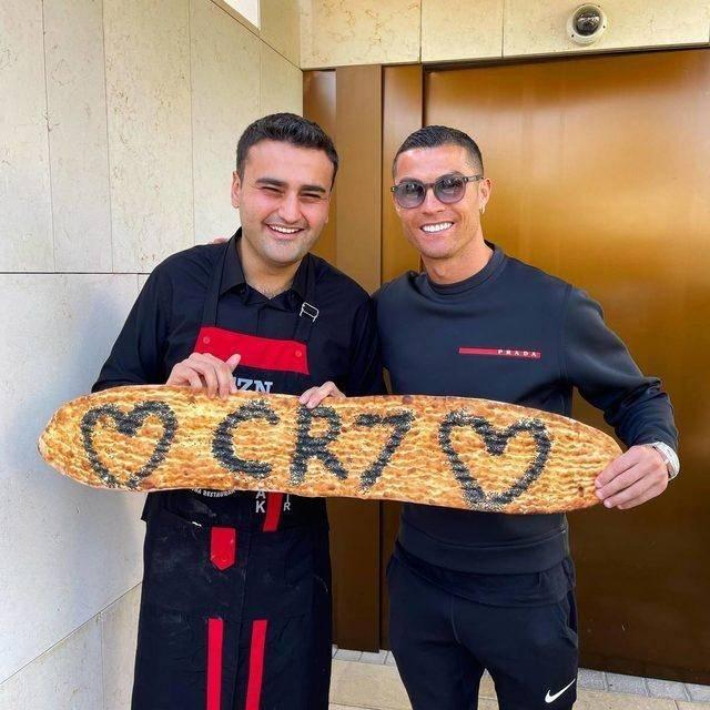 ektii videolarla da sosyal medyada fenomen hale gelen nl ef CZN Burak zdemir, ngiltere'nin bakenti Londra'da kasm aynda amaya hazrlandklar restorann ortann dnyaca nl futbolcu Cristiano Ronaldo olduunu aklad.