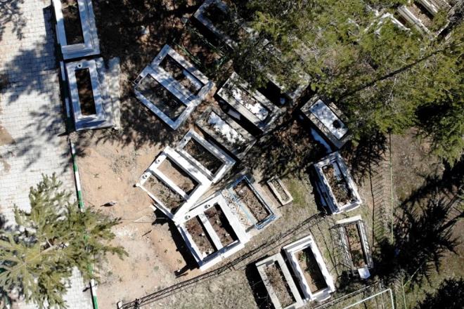 Blgede ekilen hava fotoraflarnda mezarlktaki ilk kabirlerde ok fazla sorun grnmezken, son yllarda yer sorunu nedeniyle baz kabirlerin yzlerinin kbleye deil de yola paralel, kenar duvarna bakt gzlendi.