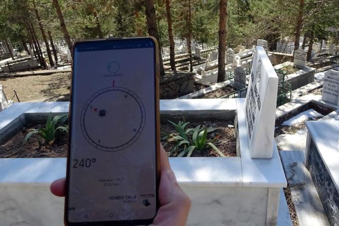 Mezarlklardaki kble yanllnn gzle grlr bir ekilde fark edildiini syleyen Turgut Eren, ?Bugne kadar olan yanllarmz en azndan bundan sonra olmaz ve mezarlklarmz kbleye denk gelirse ok memnun oluruz. Fark etmemek mmkn deil, kendisini gsteriyor zaten. 80?li yllardan nceki ve sonraki mezarlklara bakarsanz fark kyor zaten ortaya. Ben fetva verir ekilde konuamam ama ne kadar doru ve dzgn olursa, dinimiz asndan da o kadar iyi olur? ifadelerini kulland.