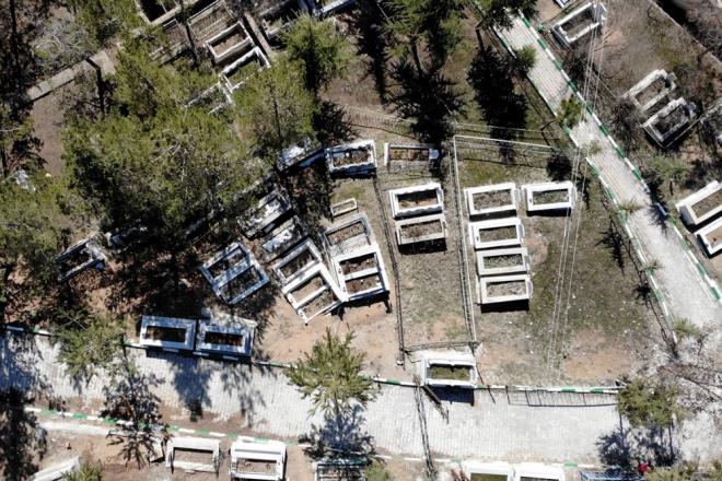 Mevcut mezarlkta yer sorunu olmas nedeniyle Belediye Bakanl tarafndan 2015 ylnda Emirler Mezarlnn st tarafnda balayan yeni mezarlk yeri almalar devam ederken, burada defne hazr ekilde ina edilen mezar yerlerinde sorun olmad belirlendi.