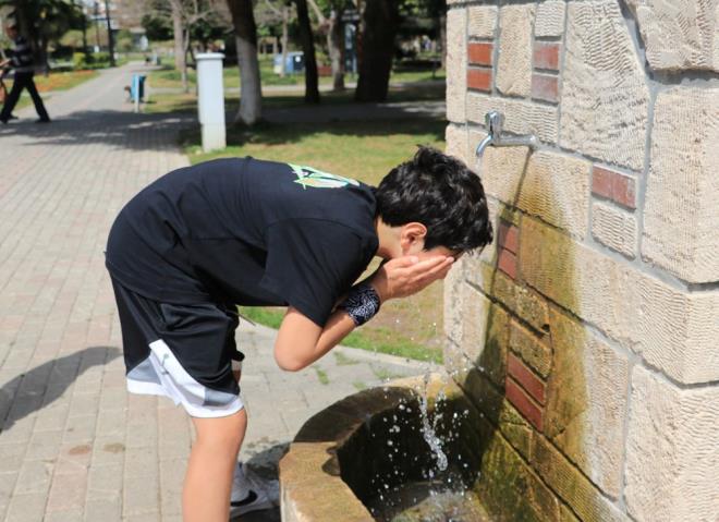 Adana'da 3 gndr artmaya devam eden hava scaklklar bugn son zamanlarn zirvesine ulat.