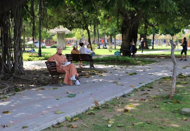 ?10 GN NCE MONT GYYORDUK?    Arkadalaryla birlikte Atatrk Park'na gezmeye gelen Efe Altparmak, havann scak olduunu syleyerek, "10 gn nce mont giyiyorduk, ama birden scak oldu. Elimizi yzmz ykayp ferahladk" diye konutu.