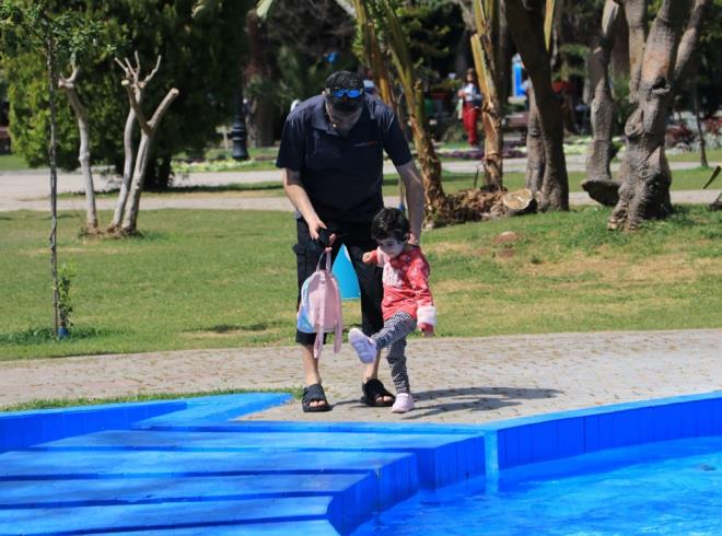 Atatrk Park'na gelen anne babalar dinlenmeyi tercih ederken, ocuklar ise imler zerinde oyun oynad.