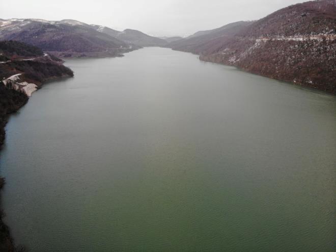 Dzce?de ayrca 27 bin hektarlk alana sulama hizmeti veren Hasanlar Baraj bir yandan da elektrik retimi yaparken, barajn dolu olduunu gren vatandalar ise blgeye akn etmeye balad.