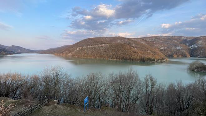 BARAJ KAPAKLARI DZENL OLARAK AILIYOR    Dalarda halen daha erimeyen karlarn olmas sebebi ile herhangi bir olumsuzluk yaanmamas adna baraj kapaklar gnlk dzenli olarak alrken, 48 yllk baraj Trkiye?nin en byk hacimli barajlarndan birisi olarak grlyor.