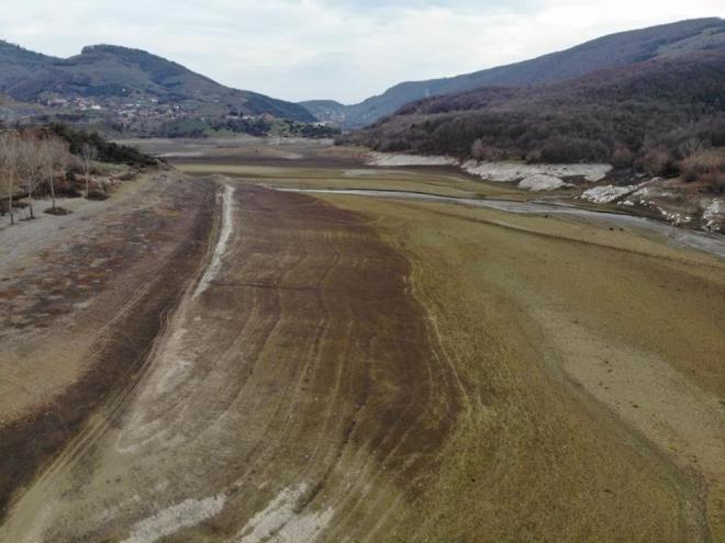 Arkadalar ile blgeye gezintiye kan zlem ahin, ?Bu yl k ok etin geti. Daha getiimiz haftaya kadar Dzce?de kar yayordu. Bu etin geen k sonrasnda Hasanlar Barajmz doldu. Ben bu barajn getiimiz yl kuru halini de grmtm. Kresel snmadan sonra bu yalar ok iyi geldi" dedi.