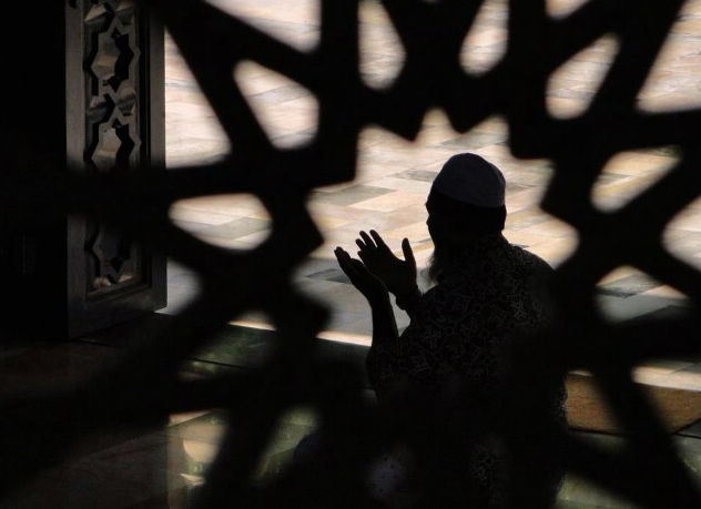 Bizler de mbarek Ramazan- erifi, hakkyla geirebilmek iin samimi bir ekilde ibadet etmeli, bol bol dua etmeliyiz. Mslmanlarn amel defterlerini sa taraflarndan almalar iin nemli bir frsat ay olan Ramazan' Peygamber Efendimiz (SAV)'de bol ibadetle geirirdi.