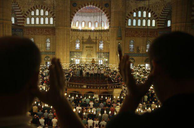 Teravih namaz klard;    Eb Hreyre (r.a)'un rivayetlerine gre, Efendimiz (SAV) yle buyurmutur:<br>    "Kim Ramazan?n faziletine inanarak ve sevabn Allah?tan bekleyerek tervih namazn klarsa, gemi gnahlar balanr."  <br>  Buhr, mn  37 ; Mslim, Msfirn 173, 174. Ayrca bk. Eb Dvd, Ramazan 1; Tirmiz, Savm 1; Nes, Kym?l-leyl 3, Savm 39, 40, mn 31, 32; bni Mce, kmet 173, Sym 3, 39, 40.