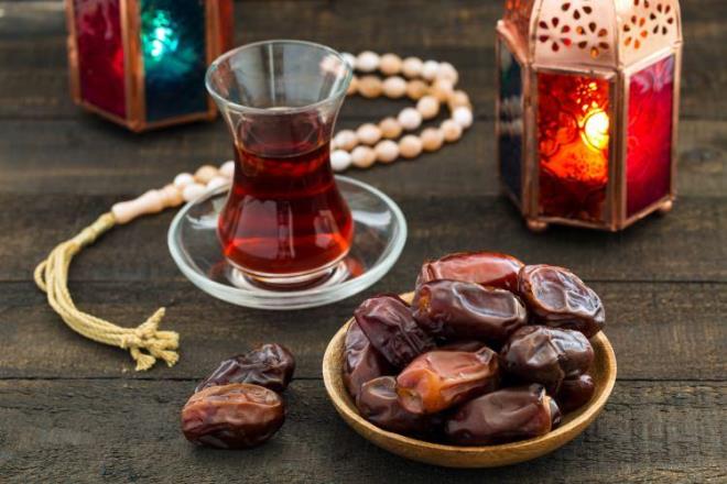 Zeyd bni Sbit (r.a.) buyurdu ki:    Biz Reslullah ile birlikte sahur yemei yedik sonra da sabah namazn kldk. Sahur yemei ile sabah namaz arasnda ne kadar zaman geti? diye soruldu. "Elli yet okuyacak kadar" cevabn verdi. (Buhr, Savm 19; Mslim, Sym 47)