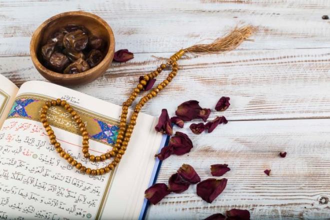 Mukabele yapar, Kur'an- Kerim okurdu;    Pyegamber Efendimiz (SAV), her zaman olduu gibi bu ayda da Kur'an- Kerim okurdu.    Peygamber Efendimiz (SAV) Ramazan aynda okunacak Kur'an- Kerim iin bir hadisinde yle buyurmutur:    "Kim Kur?n- Kerm?den bir harf okursa, onun iin bir iyilik sevab vardr. Her bir iyiliin karl da on sevaptr. Ben, elif lm mm bir harftir demiyorum; bilkis elif bir harftir, lm bir harftir, mm de bir harftir." (Tirmiz, Fezil?l-Kur?n 16)