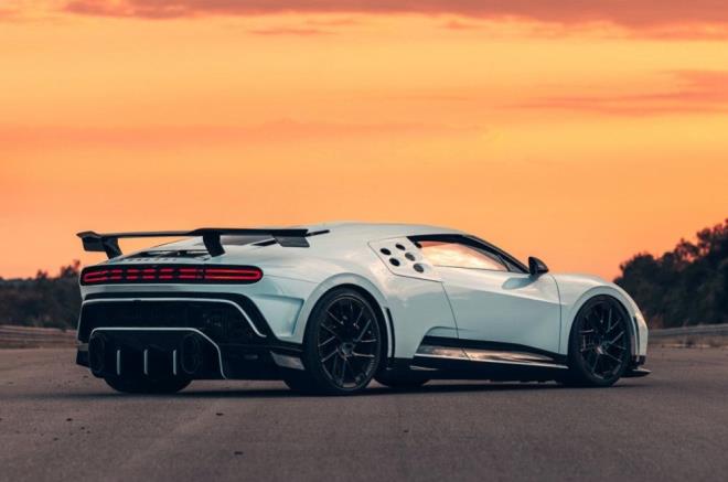 Ayrca bu isim, firmann kurucusu olan Ettore Bugatti'nin 110. yan kutluyan modeli EB110'a da gnderme niteliinde.