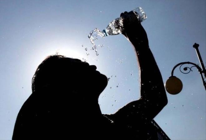 -Yaz mevsimine gei yapyoruz. Perembe gn scak bir atak aldktan sonra zellikle ay ortas Yaz mevsimi geliyor. Scaklklar yer yer 30 derece ve zerine kacak. Yaz snr 26 derecedir. 27 derece ve zeri olduunda; o hava Yaz havasdr...