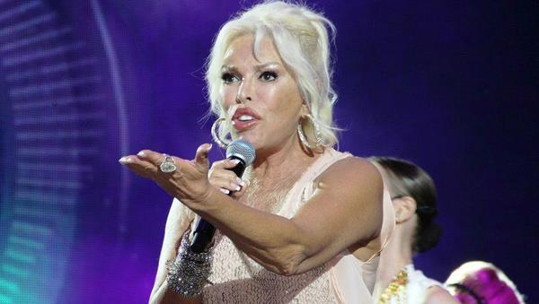 Trkiye'nin yllardr rol model alnan isimlerinin banda geliyorsunuz. Bu yaamnz nasl etkiliyor?  <br>  rnek olmak zor. Hep baarl olmak zorundasnz. ok byk bir sorumluluk. Ajda Pekkan ile yaamak zorundaym, en yorucu olan da bu aslnda. Ajda Pekkan'a zarar vermemek iin de fazla ortalarda gezmiyorum. Ben insanm ve bundan dolay zarar grebilirim. Her eye ramen iyi ki mzik yapyorum. yi ki sevenlerim var. Onlarn sevgisi dnyaya bedel.