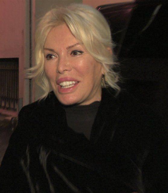 Bir rportajnzda "Metrobse, DO'ya hi binmedim, ok merak ediyorum" demitiniz...  <br>  Evet, ok merak ediyorum. Metroya da metrobse de hi binmedim. Hele Marmaray' ok merak ediyorum. Vapura binmek de ok istiyorum. Deniz albayyd babam, onunla binerdik kkken. O gnler hl aklma geliyor.