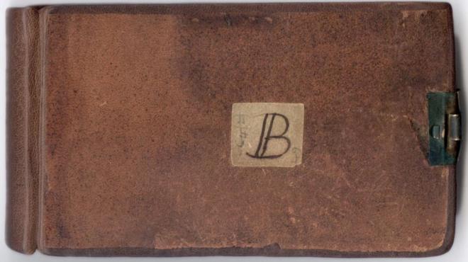 K NOT DEFTER NASIL KAYBOLDU?    Darwin?in not defterleri, ilk olarak zel Koleksiyon Hazine Odas?ndan (en nadide ve en deerli eyalarn tutulduu) fotoraf ekimi iin Eyll 2000'de kartlm ve Ocak 2001?de rutin kontroller srasnda defterlerin bulunduu kutunun Hazine Odas?ndaki her zamanki yerine konulmad tespit edilmiti.