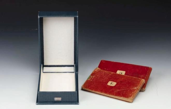 Ktphane aklamasnda ?Uzun yllar boyunca nceki niversite Ktphanecileri, defterlerin, yaklak on milyon kitap, harita, el yazmas, dier deerli ve tarihi nesneye ev sahiplii yapan Cambridge niversite Ktphanesi'nin geni depolarnda ve koleksiyonlarnda yanl yerletirildiine inanyorlard? ifadeleri yer ald.    Yllar iinde gerekletirilen geni apl aramalar sonucunda bulunmayan defterlerin alnm olaca sonucuna varlmt.