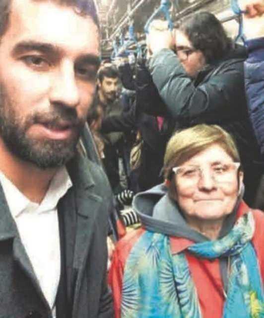 Arda Turan;  <br>  nl futbolcu Arda Turan da metroda halkla birlikte yolculuk yaparak, ektii selfie'sini Instagram hesabndan paylamt.