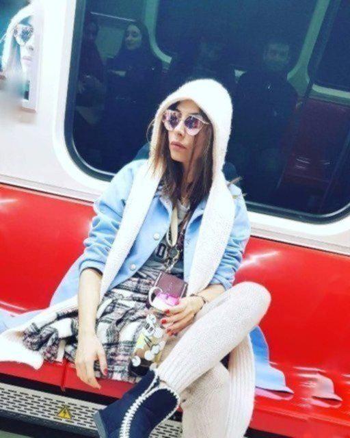 enay Akay;  <br>  Eski model enay Akay da stanbul trafiinden yaknp toplu tamaya ynelen nller arasnda. Akay, Yenikap - Hacosman metrosunda grntlere yansmt.