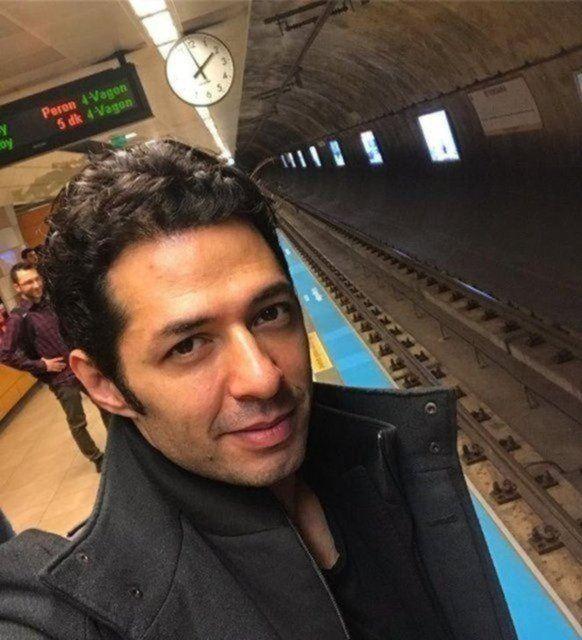 Mert Frat;  <br>  Oyuncu Mert Frat da stanbul trafiinde areyi metroyla yolculuk yaparak buldu.