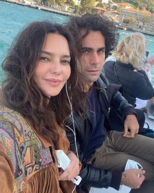 Hande Ataizi;  <br>  nl oyuncu Hande Ataizi de toplu tama kullanmay tercih eden isimler arasnda yer alyor. Nianta'nda ikamet eden ve Hacosman-Yenikap metrosunu sk sk tercih eden Ataizi, bu kez vapura bindi. Ataizi, nianlsnn da yer ald bu fotoraf, "Vapurda darda oturulur, vapur tostu yenir, ayn kulaklkla Yksek Sadakat dinlenir" notuyla paylat.