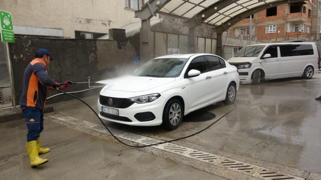 Aracn amur iinde gren vatandalar, amurun aracn kaportasna zarar verdii dncesiyle oto ykamaclarn yolunu tuttu. Oto ykamaclarda ise amur eklindeki yatan kaynakl uzun kuyruklar olutu.