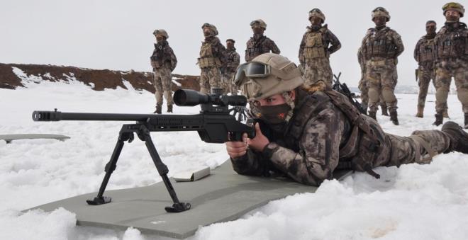 Hava scaklnn sfrn altnda 3 dereceye kadar dt Kars'ta, karla kapl tatbikat alanlarnda erkek meslektalar ile zorlu eitimlerini baaryla srdren kadn polisler, farkl silah modelleriyle belirlenen hedeflere metrelerce uzaktan tam isabet salyor.