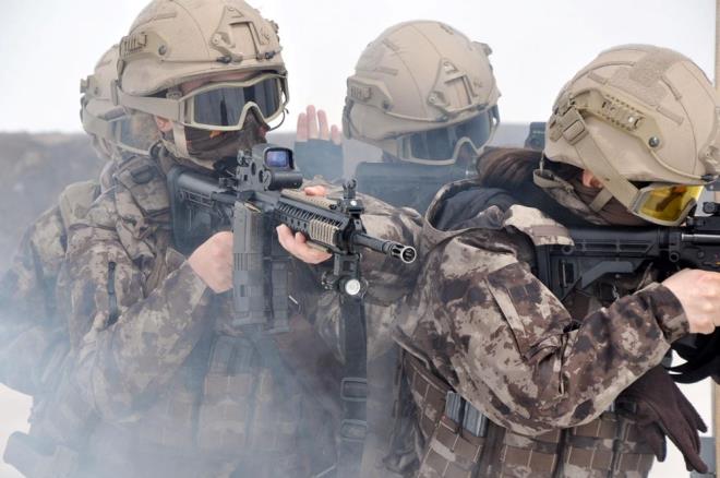 Trk Polis Tekilatnn kuruluunun 177'nci yl dnm ve 10 Nisan Polis Haftas'n kutlamann da heyecann yaayan kadn polisler, kentteki stratejik noktalarda gece gndz nbet tutup, at eitimlerini aralksz srdryor.