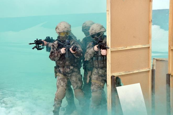 Trk Polis Tekilat olarak temel ilkelerin toplumun huzuru ve refah olduunu belirten kadn polisler, kendilerine her zaman milli mcadelenin kadn kahramanlar Nene Hatun ile Kara Fatma'y rnek aldklarn syledi.