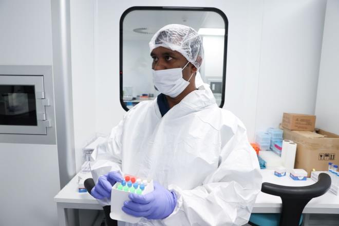 Yeni nesil Covid-19 tan kiti "TSEB DiaKit", hastalarn burun ve boazndan alnan rneklerde virs olup olmadnn tespit edilmesini salyor.    30 dakika ve altnda sonu vererek virsn tespitini hzl ekilde salayacak kit, belirlenen zel molekler dizayn sayesinde olas mutasyonlardan etkilenme riskini de minimuma indiriyor.