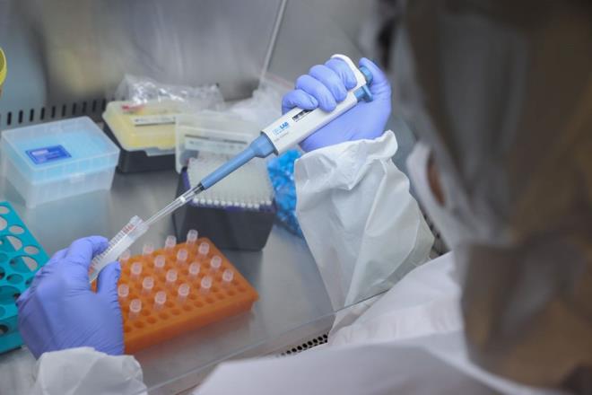 KAMUDA RETLEN LK COVD-19 TANI KT    Prof. Dr. Akdoan, salgn sreci yava yava nihayete erse de gelecekteki pandemilere Ar-Ge asndan hazrlkl olunmas ve Covid-19'un grip gibi seyredecei dncesinden hareketle bu tan kitini gelitirdiklerini anlatt.    Akdoan, ismini "TSEB DiaKit" koyduklar kitin, Trk Patent ve Marka Kurumu tarafndan marka tescili yaplm ve kamuda retilmi bir rn olarak ortaya ktn belirtti.