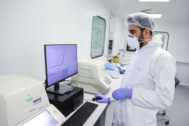 Erhan Akdoan, TSEB'in 9 enstitsnden biri olan Trkiye Biyoteknoloji Enstitsnn alma alanlarndan birinin tan kitleri olduundan bahsederek, yle konutu:    "Bugn bu pandemi ama yarn belki influenza, baz hibrit kitler ve yeni varyantlara veyahut da yeni salgnlara kar kitlerin retimine ilikin ciddi bir Ar-Ge birikiminin olutuunu burada gryoruz. TSEB DiaKit'in kamuda retilmi ve ruhsatlanm ilk Covid-19 tan kiti olma gibi bir zellii var"