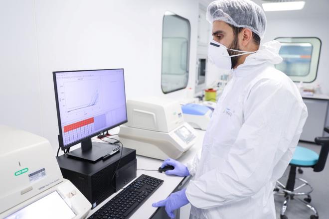 30 dakikada sonu veren yerli Covid-19 tan kiti pazartesi kullanma sunulacak - 7  "VARYANTLARIN TAMAMINI TANIMA ZELL VAR"    Kitin 6 kiilik bir ekip tarafndan 2-3 ayda gelitirildiini, test ve validasyon almalarnn ise daha uzun srdn anlatan Akdoan,    "Kitimizin dier kitlere gre duyarllk, tm cihazlarda alabilme ve farkl varyantlarn tamamnda tan yapabilme gibi zellikleri var. Bu noktalarda sahadaki baz kitlerden ayrlyor" diye konutu.