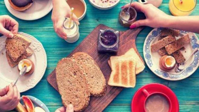 2. seenek <br>    5 yemek ka zeytinyal sebze yemei, yourtlu salata<br>  2 ufak dilim pide, salata;  <br>  3. seenek   <br>  3 adet zgara kfte veya zgara tavuk, kzlenmi sebze salatas, 1 su barda ayran, 2 dilim ekmek, salata