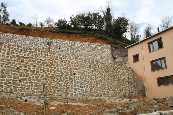 ''KAAK BNALAR YORUYOR''    Rize?de 9 bin dere olduunu belirten Vali eber, ''Bunlarn 6 bini kuru dere, 3 bin civar aktif dere. Bu kuru derelerde dahil olmak zere, her yata bizim riskli alanlarmzdr. Vatandamzn yapaca doru hareketler temel belirleyici unsurdur. rnein; kaak yollar, duvarlar, binalar bizi bu noktada ok yoruyor. Verdiimiz kayplarn hepsi de doaya ve fenne uygun olmayan yaplar ve mdahalelerden kaynaklanyor'' dedi.