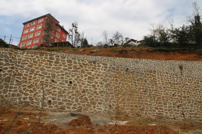 133' TAMAMLANDI    Bu duvarlardan 133' tamamland, dierlerinin ise yapm sryor.