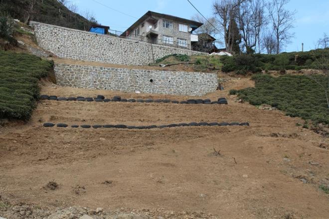 332 DUVAR YAPIMI PLANLANDI    Kentte geen yl 6 kiinin ld, 2 kiinin suya kaplarak kaybolduu, alt ve st yapda ar hasarlarn olutuu sel ve heyelanlar sonras 417 konutun gvenliinin salanmas iin 332 duvar yapm planland.