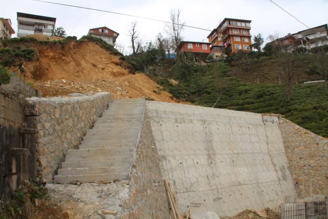 ''STNAT DUVARI LE GVENDE HSSEDYORUZ''    Evinin yanna yaplan istinat duvar ile kendini gvende hissettiini belirten bir kii, ''Benim evimin arkasnda da yapld. nceden evde durmaya korkuyorduk. Duvar yapldktan sonra gvende hissediyoruz'' diye konutu.