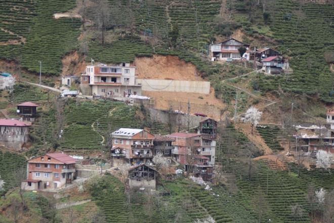 Dz arazinin neredeyse bulunamad Rize'de, yamalara ina edilen yaplar, heyelan riski ile kar karya kalyor.