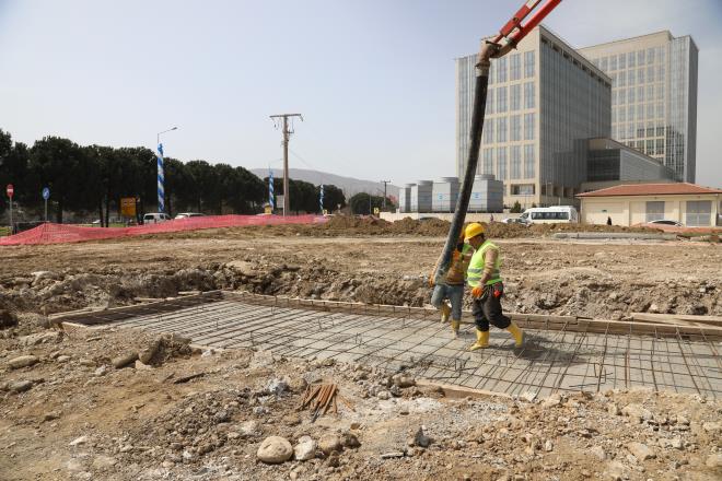 Baar hikayesi<br>  Milletvekili Mustafa Esgin de son 16?17 ylda AK Parti dneminde ulam ana bal altnda ok nemli hizmetlerin Bursa?ya kazandrldn kaydetti. Kprl kavaklar, batklar ve rayl sistemlerle ilgili gelinen noktada yatrmlarn yzde 80?nin AK Partili bykehir belediye bakanlar tarafndan yapldn dile getiren Esgin, ?Alinur bakanmza ayr bir parantez amak istiyorum. Acemler Kava bata olmak zere trafiin tkand noktalarda nemli mdahaleleri pei sra yapmaya devam ediyor. Bugn yine bunlardan birisini gerekletiriyoruz. AK Parti iktidarlarnn 20 yllk serencam ierisinde birok balk var ve bunlarn banda da tabii ki ulam projeleri geliyor. 80 yllk Cumhuriyet tarihi boyunca yaplm duble yolun 3-4 kat kadar duble yolu 15-20 yl ierisinde yaptysanz, bu baar hikayesidir. Cumhuriyetin ilk dnemlerini istisna tutarsak, en byk rayl sistem yatrmlarn son 15 yl ierisinde yaptysanz, bu da baar hikayesidir. Tm bu baar hikayelerini aziz milletimizle birlikte yazdk. Yatrmlarn tamam, milletimizin hayatn rahatlatmak ve konforunu artrmak adna son derece nemlidir? diye konutu.