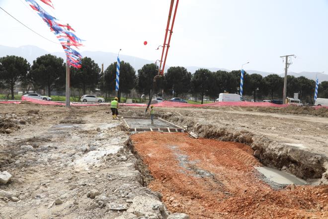 tibarszlatrma gayreti<br>  Millete hizmet amacyla hayata geirilen yatrmlarn sadece bir yerden dier yere gitmek olarak alglanmamas gerektiini dile getiren Esgin, ?Bunlarn hepsi, millete hizmet maksadyla yaplm olan yatrmlar. Anadolu'dan Avrupa'ya 80 yllk tarihimizde; rahmetli Demirel dneminde yaplan kprmz var, 15 Temmuz ehitler Kprs. Rahmetli zal dneminde yaplan Fatih Sultan Mehmet Kprs var. Ama bakn, yaklak 10-15 yllk sre ierisinde 4 tane geii AK Parti iktidarlar salad. Yavuz Sultan Selim Kprs, Marmaray, Avrasya Tneli ve getiimiz hafta hizmete atmz 1915 anakkale Kprs. Bakn; 80 ylda 2 gei salanm, son 15 yl ierisinde tam 4 tane gei salanm. Hepimizin gurur duymas gereken yatrmlardr. Trk milleti ve devleti adna yaplm olan Cumhuriyet tarihinin bu en byk yatrmlarn itibarszlatrarak kimsenin eline bir ey gemez. inden getiimiz bu zorlu srete, Bursa iin gerekten son derece nemli yatrmlar yaplyor. Bursa iin gerekten nemli bu gnde, zor gnlerde yaplan bu yatrmda Bursa?da siyaset yapan tm parti temsilcilerinin burada olmasn beklendim. Bir baka yerde, yine yaplan ok byk yatrmlarn itibarszlatrlmas amacyla gndem belirlemek yerine burada, Bursa?ya deer katan yatrmlarn yannda olmalarn beklerdim. Maalesef bunun gereklememi olmasndan dolay byk znt duyuyorum. Ulalabilir ehir olma bal, hepimiz iin son derece nemli? eklinde konutu.