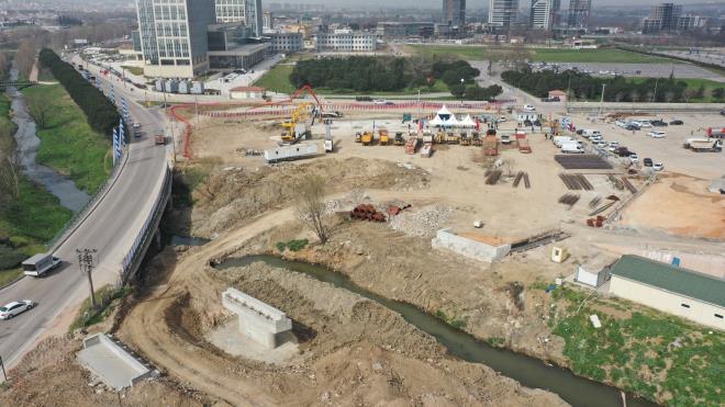 Bursa Bykehir Belediyesi; yeni adliye binas, Bursa BTM, fuar merkezi, Gkmen Uzay ve Havaclk Merkezi ve inaat devam eden emniyet mdrl binasnn bulunduu lokasyondaki trafik younluunu kprl kavakla ortadan kaldracak. Bykehir Belediye Bakan Alinur Akta, temel atma treninde yapt konumada, kava 5,5 ayda tamamlamay hedeflediklerini syledi.