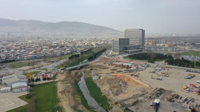 ?Ar gibi alyoruz?<br>  Bursa Bykehir Belediye Bakan Alinur Akta, dnya genelinde tm yatrmlarn durma noktasna geldii, Ukrayna?Rusya savann dnyay etkiledii bir dnemde, ar gibi altklarn ve ehri gelecee tayacak hamleleri kesintisiz yaptklarn syledi. Nfusu 3 milyon 200 bine yaklaan ve her yl 50-60 bin artan Bursa?da ncelikle ulamn konuulduunu dile getiren Bakan Akta, ?Aslnda bu manada ok eyler yaptk. ncelikle 2030 master planmz kardk ve bu dorultuda almaya baladk. Burula?a 271 yeni otobs kazandrp, zel halk otobs filomuzu yzde 75 yeniledik. Filomuzun ya ortalamas 5.4 ve inann Avrupa'da birok lkede bu ya ortalamas yok. T2 hattnda eitli nedenle ok zaman kaybettik ancak mays aynda test srne balyoruz. Haziran'da inallah tam teekkll almaya balayacak. Yine Emek ehir Hastanesi hattnda almalar hzland. Sinyalizasyon optimizasyonu ile kapasitemizi yzde 66 artrdk. Halen 56 noktada yolla alakal antiyemiz var. Samanl ve Cenup kprleriyle ilgili almay balattk. Yakn bir zaman ierisinde Yunuseli ve Balkldere kprlerinin de ihalesi yaplacak? dedi.