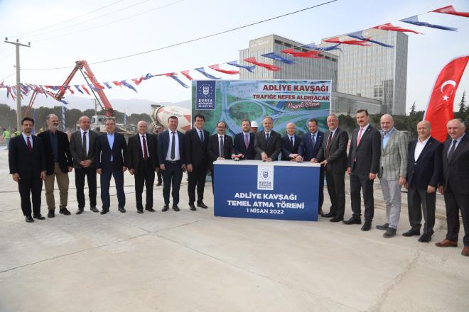 Trafik daha da rahatlayacak<br>  Osmangazi Belediye Bakan Mustafa Dndar da Bursa?nn geliimi ve trafik sorununun zm adna nemli bir yatrmn hayata geirildiini syledi. Bursa?nn hzla byyp, gelitiini ifade eden Dndar, ?Bizler de bu geliime gre hayat kolaylatracak almalar stleniyoruz. Bykehir bir taraftan Osmangazi Belediyesi dier taraftan, Bursamz hak ettii yere getirmeye alyoruz. Bugn burada yaplan alma, hem ticari hem de yaam blgesi olarak biraz daha younlaan trafiin rahatlamasna vesile olacak. almann tamamlanmas ile birlikte trafiin daha da rahatlayacan greceiz. Bu vesile ile Bykehir Belediye Bakanmz bata olmak zere, emei geenlere ok teekkr ediyorum. Bursamza hayrl olsun? ifadelerini kulland.<br>  Konumalarn ardndan Bakan Akta ve protokol yeleri, butona basarak Adliye Kava?nn temelini att.