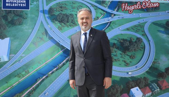 Bursa?da ulam sorununun ortadan kaldrlmas amacyla yol geniletme ve yeni yollar, akll kavaklar, toplu ulam tevik, rayl sistem yatrmlar gibi almalar aralksz srdren Bykehir Belediyesi, trafiin tkanan damarlarn kprl yeni kavaklarla ayor. Yeni adliye binasnn da tanmasyla birlikte Yakn Dou evre Yolunun stanbul Caddesi?ne balant noktasndaki trafik yk her geen gn artarken, Bykehir Belediyesi bu sorunu iki luplu kavak ile zme kavuturacak. Proje kapsamnda, 3 aklkl 117 metre uzunluunda ve 2 aklkl 54 metre uzunluunda iki kpr ile 3 bin 500 metre balant yolu yaplacak. Yaklak 75 milyon TL?ye mal olmas beklenen projenin temel atma trenine; Bykehir Belediye Bakan Alinur Akta?n yan sra AK Parti l Bakan Davut Grkan, Bursa milletvekilleri Ahmet Kl, Mustafa Esgin, Osman Mesten, Zafer Ik ve Refik zen, Osmangazi Belediye Bakan Mustafa Dndar, Cumhuriyet Basavcs Gkhan en ve Adalet Komisyonu Bakan mer Glm katld.