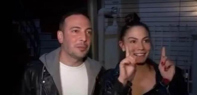 TOPU GAZETECLERE ATTI    Ayakst gazetecilerin sorularn yantlayan nl ift, nikah tarihleriyle ilgili konumad. Basn mensuplarndan gelen "Dnle alakal bir gelime var m" sorusuna esprili bir yaklam sergileyen oyuncu Ko, "Yok sizden tarih bekliyoruz" diyerek herkesi kahkahaya bodu. nl oyuncunun bu tavrna kar "Bizim iin yazn msait" diyen muhabire "Benim iin uygundur" eklinde yant verdi.