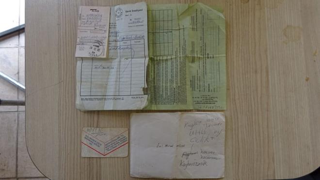 Milletin dalga geeceini dnerek kimseye dertlerini anlatamadklarn belirten Badolu, ?Btn makbuzlar, btn evraklar elimizde. Ancak bize verilen bir arsa yok. Bu arsann verilecei szlemede de yer alyor. Ben biran nce bu konunu zlmesini istiyorum. 20 senedir bir umutla elimizde makbuzlar bekliyoruz? diye konutu.