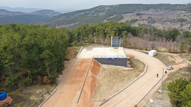 Bursa'y daha yaanlabilir ehir haline getirmeyi hedefleyen Bykehir Belediyesi, kent genelindeki 29 vahi p depolama alanndan 25'ini kapatarak, ilelerdeki nemli bir evre sonunu daha ortadan kaldrd. Orhaneli, Harmanck, Bykorhan ve Keles ilelerinde vahi p depolama sahalaryla ilgili kkl zmler reten Bykehir Belediyesi, Orhaneli'nde yapm tamamlanan Gney Blgesi Evsel Kat Atk Aktarma stasyonu'nu getiimiz yl hizmete almt. Benzer projeyi Keles'in Kirazl Mahallesi?nde de hayata geiren Bykehir Belediyesi, inaat tamamlad. Zemin asfaltlama ve evre dzenleme almalarnn tamamlanmasnn ardndan, hizmete alacak tesis ile Keles ilesinde toplanan gnlk yaklak 15 ton evsel kat atk, istasyonda treyler aralara alnacak. Yere tek bir p bile demeyecek proje ile atklar, Yenikent Kat Atk Dzenli Depolama Alan'na nakledilecek. Bylece hem trafik yk hem de daha dk karbon salnm ile hava kirlilii azalacak. Bu ilem sonucunda koku ve evre kirlilii gibi istenmeyen durumlar olumayacak.